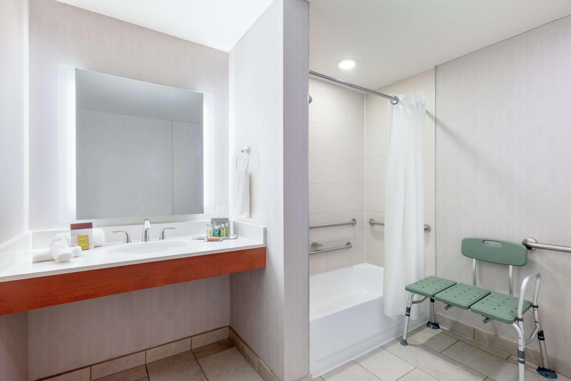 Doubletree By Hilton Atlanta Airport Hotel College Park Екстериор снимка