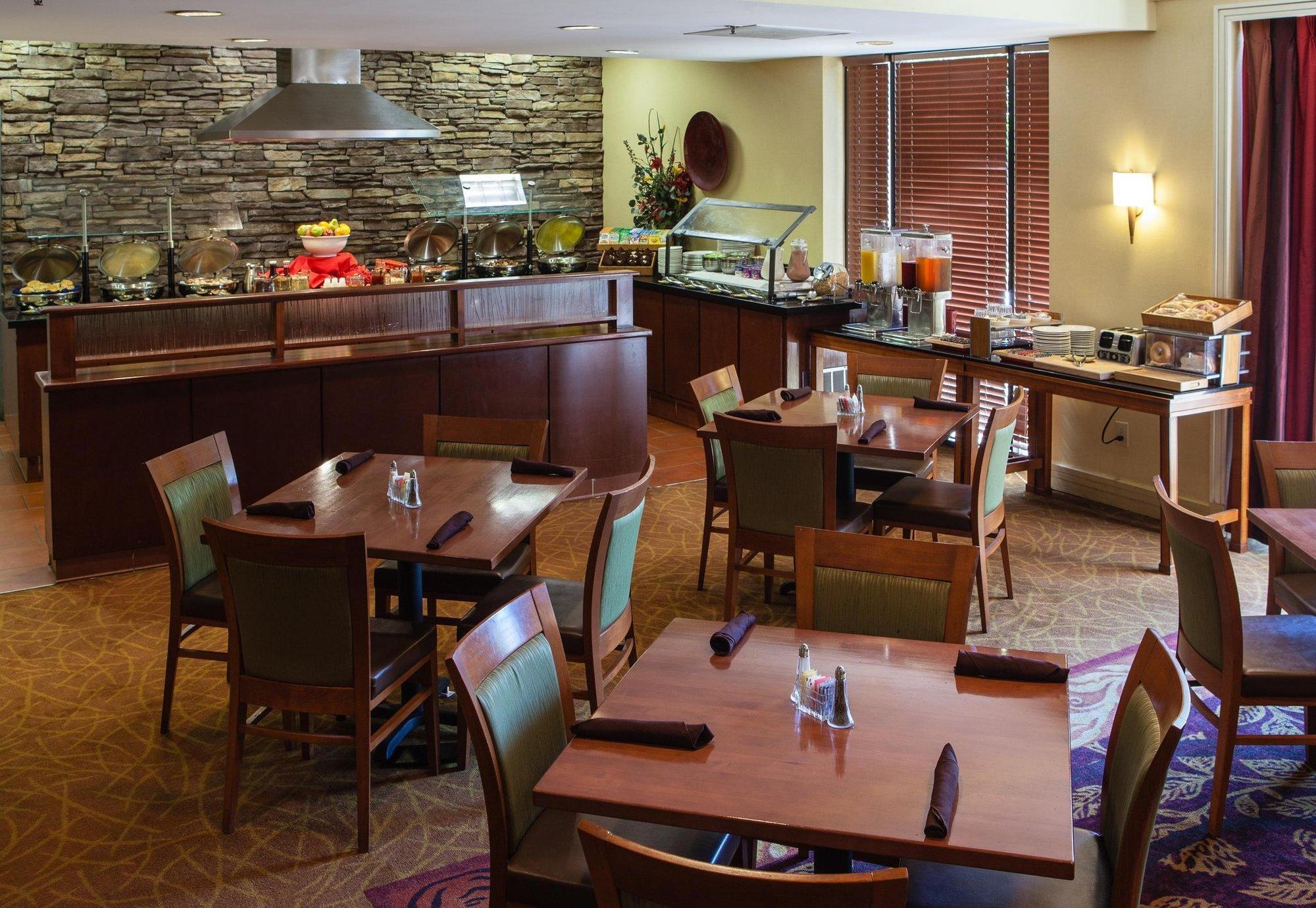 Doubletree By Hilton Atlanta Airport Hotel College Park Екстериор снимка